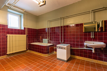 Rot gefliestes Badezimmer in der DDR