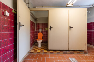Toiletten in einem alten Gebäude 