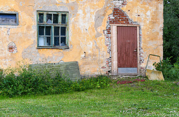 Fototapeta na wymiar Old farm building in the countryside