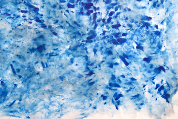 Acquerello su carta bianca, macchie di colore in varie tonalità di azzurro e blu