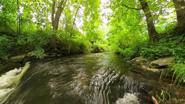 rauschendes Wildwasser, Fluss, reissend, Str&ouml;mung, Rafting, Hochwasser, &Uuml;berflutung, schnell, turbulent, Bach, Wasserfall, sog, H2O, tosend, 4K