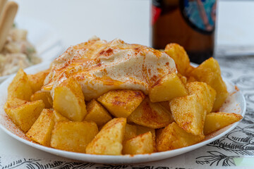 Primer plano, patatas bravas, tapa típica de la gastronomía española.