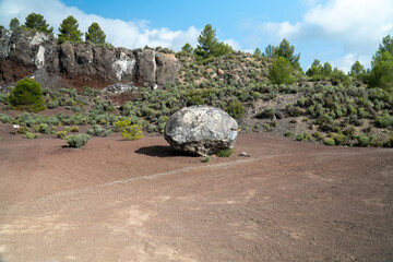 Bomba volcánica, roca volcánica expulsada hace millones de años del volcán de Cofrentes.