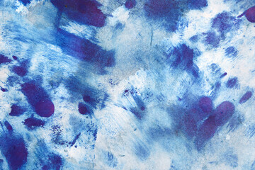 Acquerello su carta bianca, macchie di colore in varie tonalità di azzurro e blu