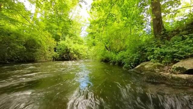 rauschendes Wildwasser, Fluss, reissend, Str&ouml;mung, Rafting, Hochwasser, &Uuml;berflutung, schnell, turbulent, Bach, Wasserfall, sog, H2O, tosend, 4K