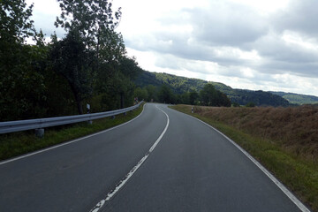 Fototapeta premium Landstraße zwischenSchmittlotheim und Frankenau