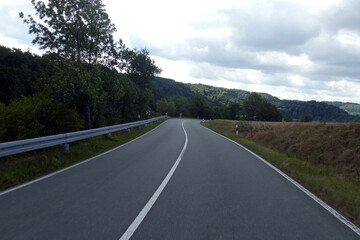 Fototapeta na wymiar Landstraße zwischenSchmittlotheim und Frankenau