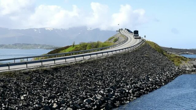 Die Storseisund-Br&uuml;cke an der Atlantikstra&szlig;e in Norwegen 