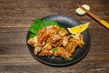 鶏皮のピリ辛揚げ