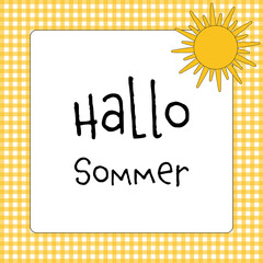 Hallo Sommer - Schriftzug in deutscher Sprache. Grußkarte mit Sonne und gelb-weiß kariertem Rahmen.