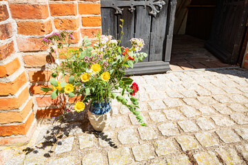 Blumen am Eingang