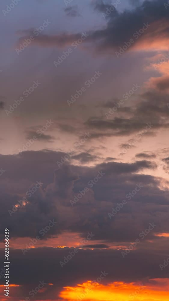 Poster Vertical Shot 4K Sunset Copy Space Sunset Cloudy Sky With Evening Clouds Natural Background Dramatic Sky. Day To Evening Transition. 4K, Time Lapse, Timelapse, Time-lapse.