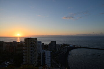 Sonnenuntergang in Teneriffa mit Blick auf das Meer