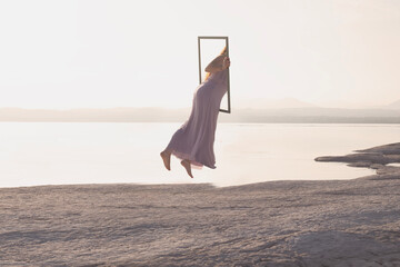surreal journey of a woman who through a frame passes from the real world to the virtual one,...