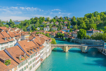 Fototapeta na wymiar Panoramic view of Aare river, Untertorbrucke bridge and old town of Bern, Switzerland
