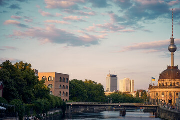 Panoramablick auf die Spree in Berlin mit Fernsehturm und Museumsinsel