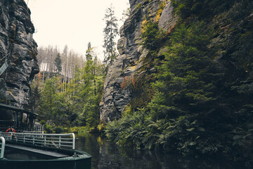 Bootsfahrt auf der Oberen Schleuse bei Hinterhermsdorf in der Sächsischen Schweiz