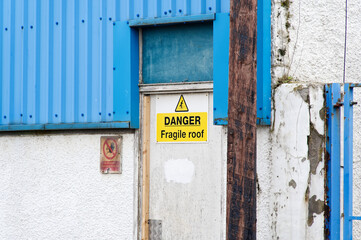 Roof safety sign warning of danger to the public
