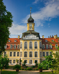Obraz premium Prächtiges Gohliser Schlösschen in Leipzig: Barocke Architektur mit prunkvollem Turm und gepflegtem Schlossgarten unter blauem Himmel, Sachsen, Deutschland