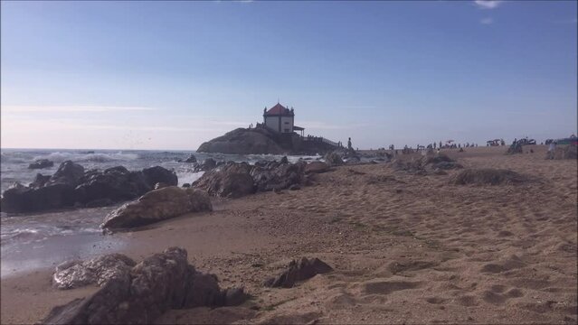 Capela constru&iacute;da numa rocha na praia dentro do mar, final de tarde, Senhor da Pedra