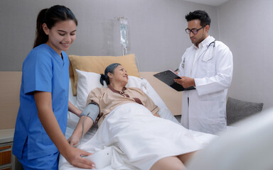 Obraz premium Experienced staff take care of the elderly in nursing homes closely.