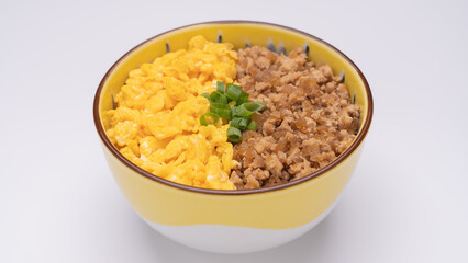 和食の二色丼　イメージ｜鶏そぼろ・炒り卵の丼ぶり