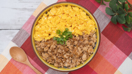 和食の二色丼　イメージ｜鶏そぼろ・炒り卵の丼ぶり