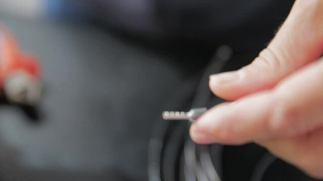 montagem de painel el&eacute;trico com fios e componentes