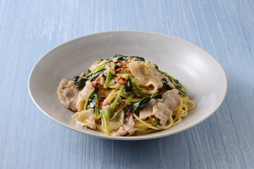 豚バラ肉とほうれん草のパスタ