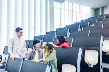 教室で会話する多国籍学生のグループ