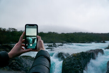 Taking pictures with both hands