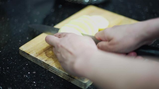 cut the poteto on the worktop