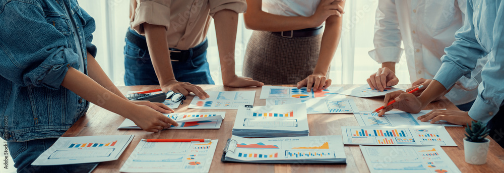 Leinwandbilder analyst team utilizing bi fintech to analyze and pointing at financial dashboard paper office. busin