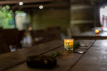 Fototapeta na wymiar Dekorierter Tisch in einer Grillhütte