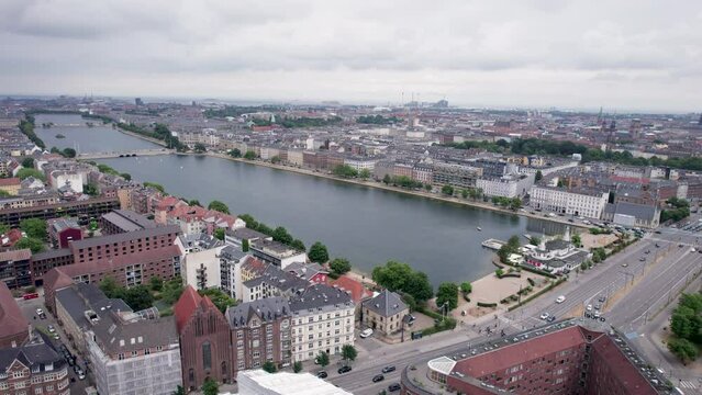 S&oslash;pavillonen, nestled between two lakes and surrounded by buildings on HC Andersens Boulevard, captured from an aerial perspective