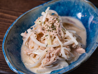 大根とツナをマヨネーズで味付けしたサラダ。