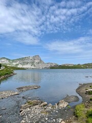 Berglandschaft in der Schweizer Alpen im Sommer mit einem Bergsee , Bergwanderung 