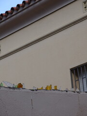 muro protegido con cristales para evitar robos, muro de casa con seguridad y fachada de fondo