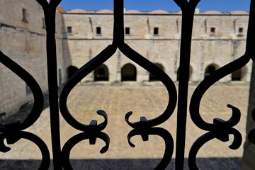 Grilles de fer forg&eacute; noir.