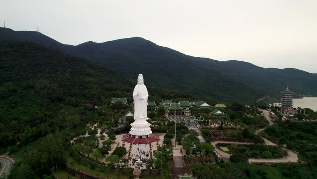 Vue a&eacute;rienne de Lady Buddha immense statue blache dans la pagode (temple buddhiste) Chua Linh Ung Bai Mais Temple,  &agrave; Da Nang, au Vietnam