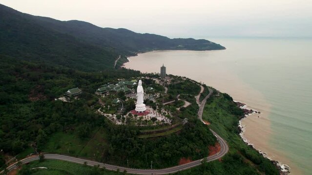 Vue a&eacute;rienne de Lady Buddha immense statue blache dans la pagode (temple buddhiste) Chua Linh Ung Bai Mais Temple,  &agrave; Da Nang, au Vietnam