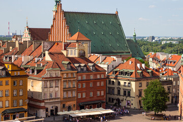 Aerial view of historical buildings on Castle square (Plac Zamkowy) and archcathedral Basilica of the Martyrdom of St. John the Baptist in Warsaw Old Town, Poland © Blumesser