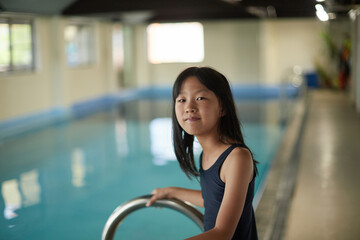 室内プールで水泳を練習する子供の女の子の様子 - obrazy, fototapety, plakaty