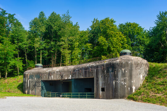 Bunker der ehemaligen Maginot Linie, hier der Munitionseingang des Artilleriewerkes Schoenenbourg bei Hunspach. Departement Bas-Rhin in der Region Elsass in Frankreich