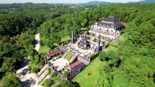 Tombe de Khai Dinh pr&egrave;s de la Cit&eacute; Imp&eacute;riale de Hue au Vietnam. Palais royal imp&eacute;rial de la dynastie Nguyen &agrave; Hue vu du ciel en 4K.
