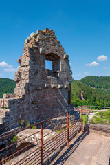 Aussichtsplateau der Burgruine Fleckenstein bei Lembach mit Blick auf die Landschaft der Vogesen....