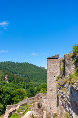 Burgruine Fleckenstein bei Lembach mit Blick auf die Landschaft der Vogesen. Departement Bas-Rhin in der Region Elsass in Frankreich