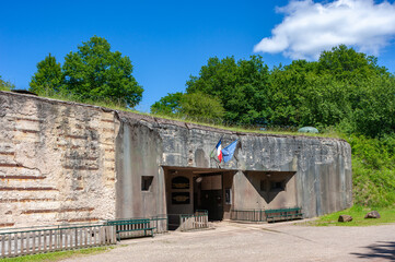 Bunker der ehemaligen Maginot Linie, hier der Munitionseingang des Artilleriewerkes Kalkofen, auch...