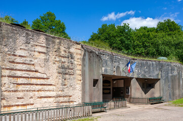 Bunker der ehemaligen Maginot Linie, hier der Munitionseingang des Artilleriewerkes Kalkofen, auch...