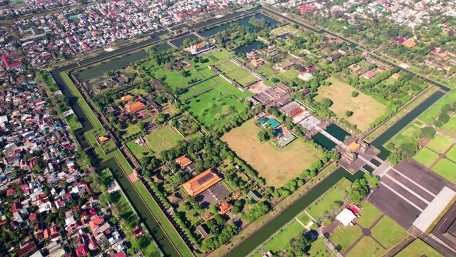 Vue a&eacute;rienne de la cit&eacute; imp&eacute;riale des Nguyen, Hue, Vietnam. La ville fortifi&eacute;e et le palais royal ainsi que les nombreux b&acirc;timents religieux, lacs et remparts. et le drapeau vietnamien flotte au vent